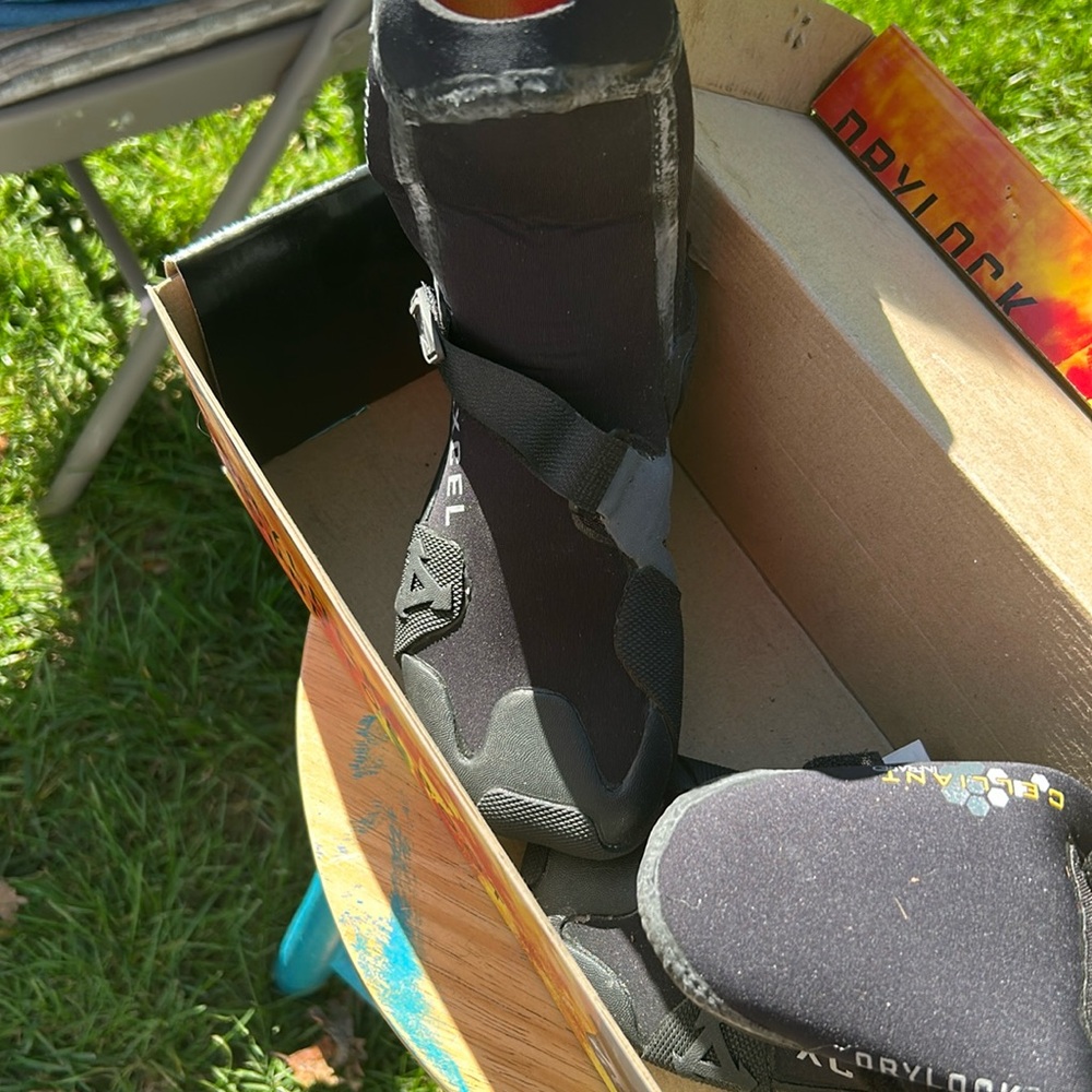 Kids surfing booties NWT XCEL dry lock round toe boot kids size 5(run small)